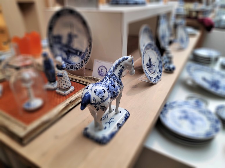 Cheval en bleu de Delft chez Royal Delft