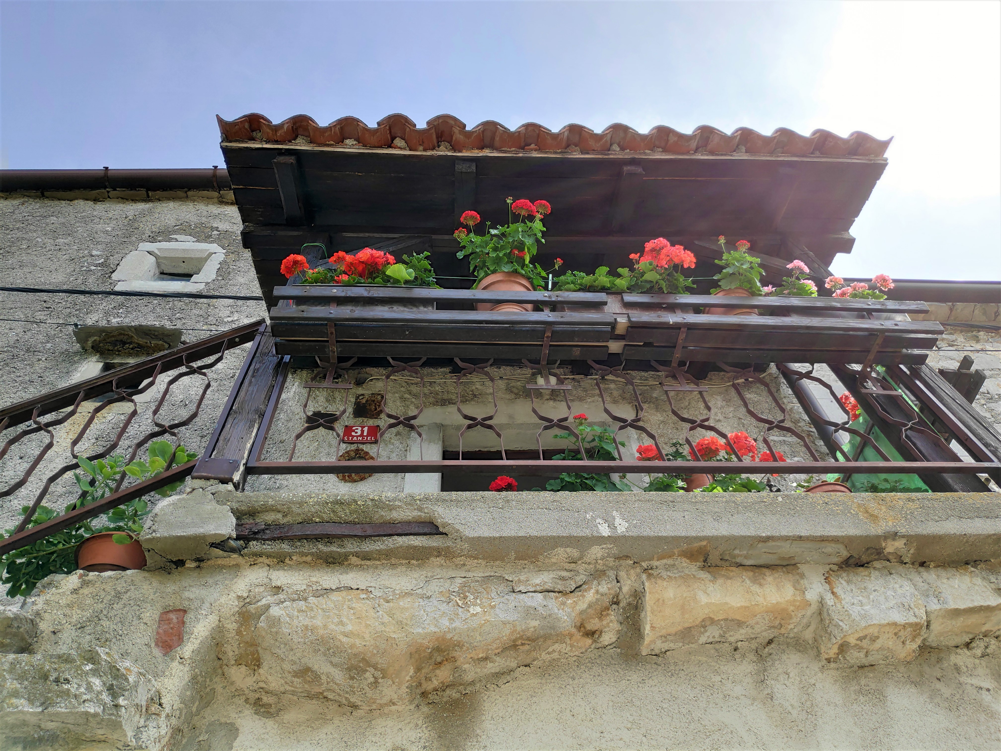 Maison fleurie à Stanjel, Slovénie
