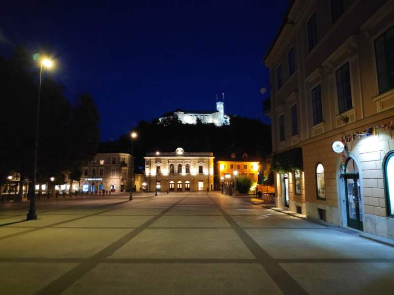 Vue sur le château de Ljubljana la nuit